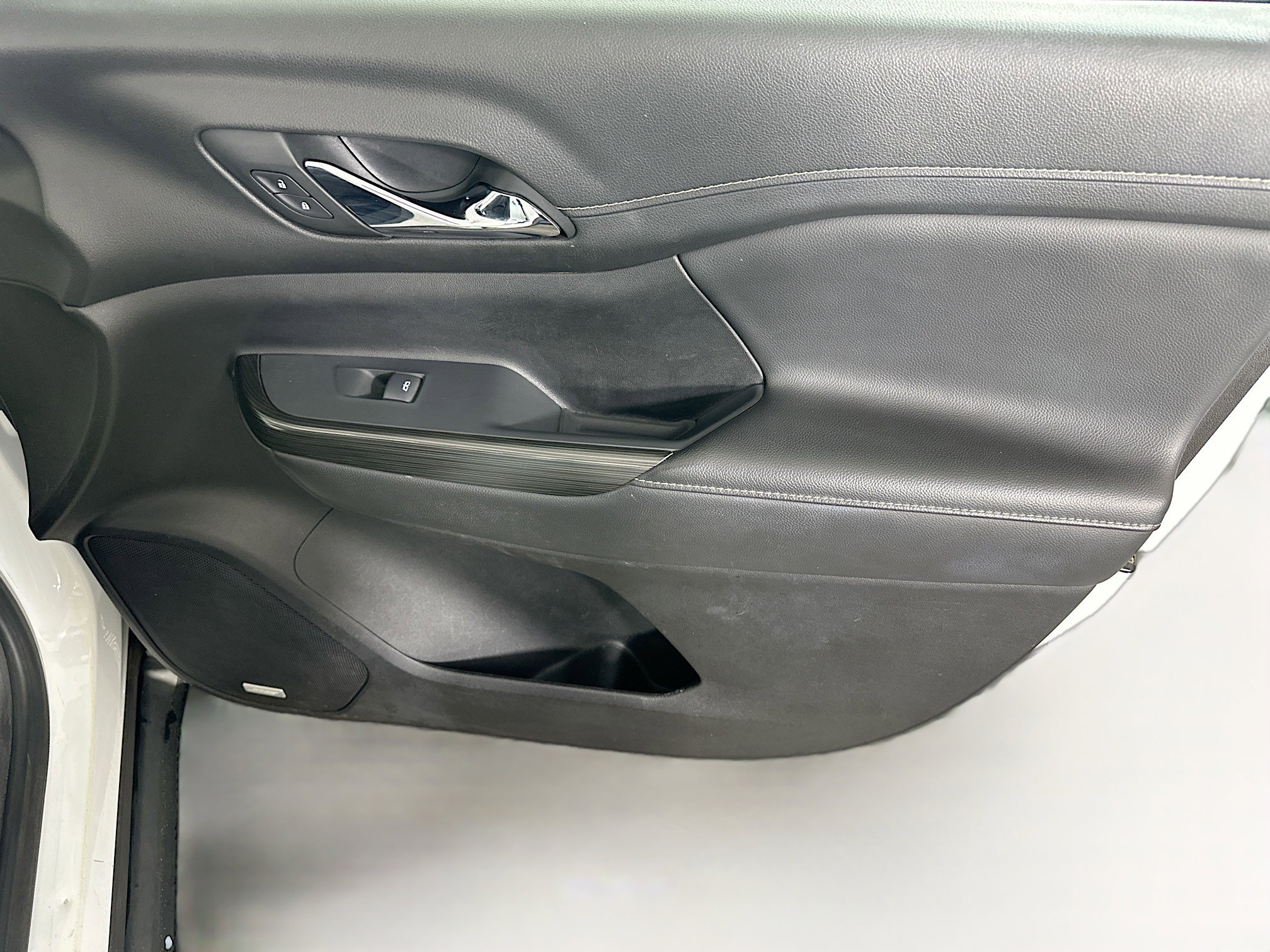 Used 2023 GMC Acadia SLT image 32