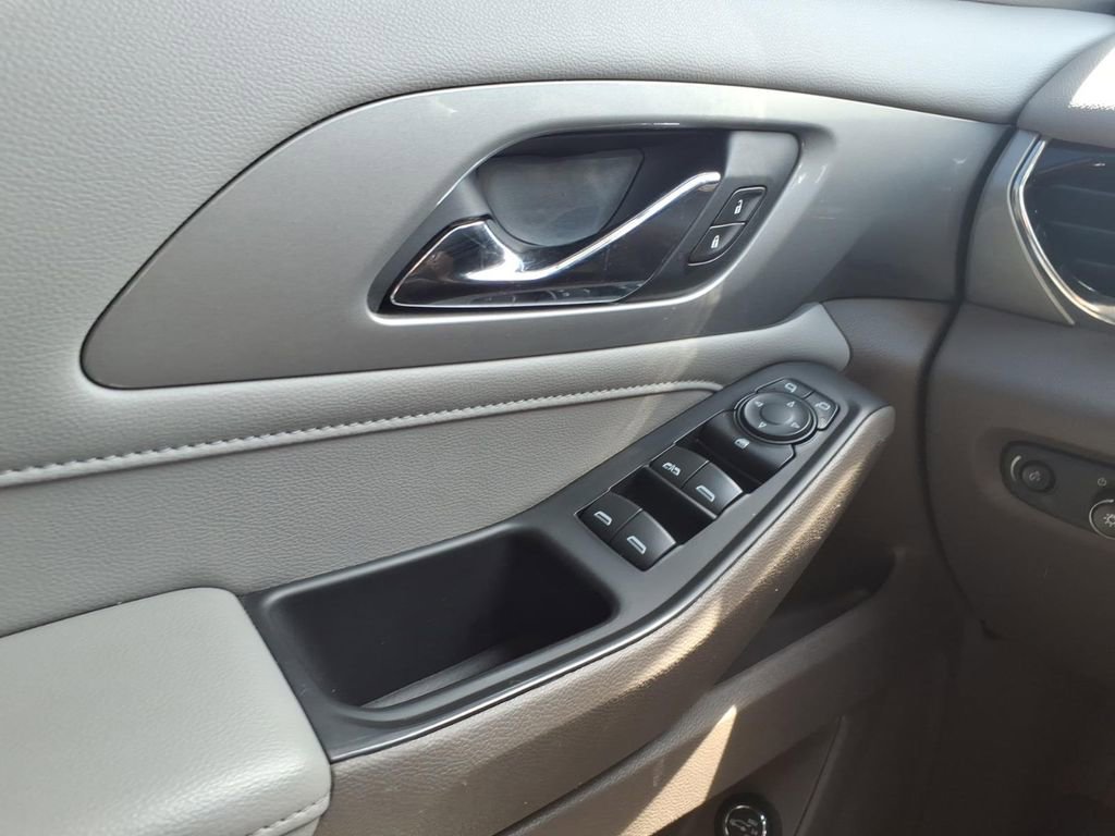 Used 2021 Chevrolet Traverse LT w/ LT Premium Package AWD/4WD image 17