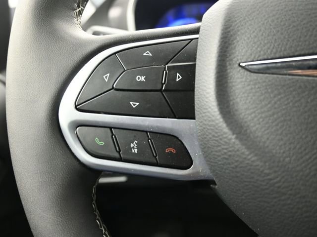 Used 2025 Chrysler Pacifica Select image 12