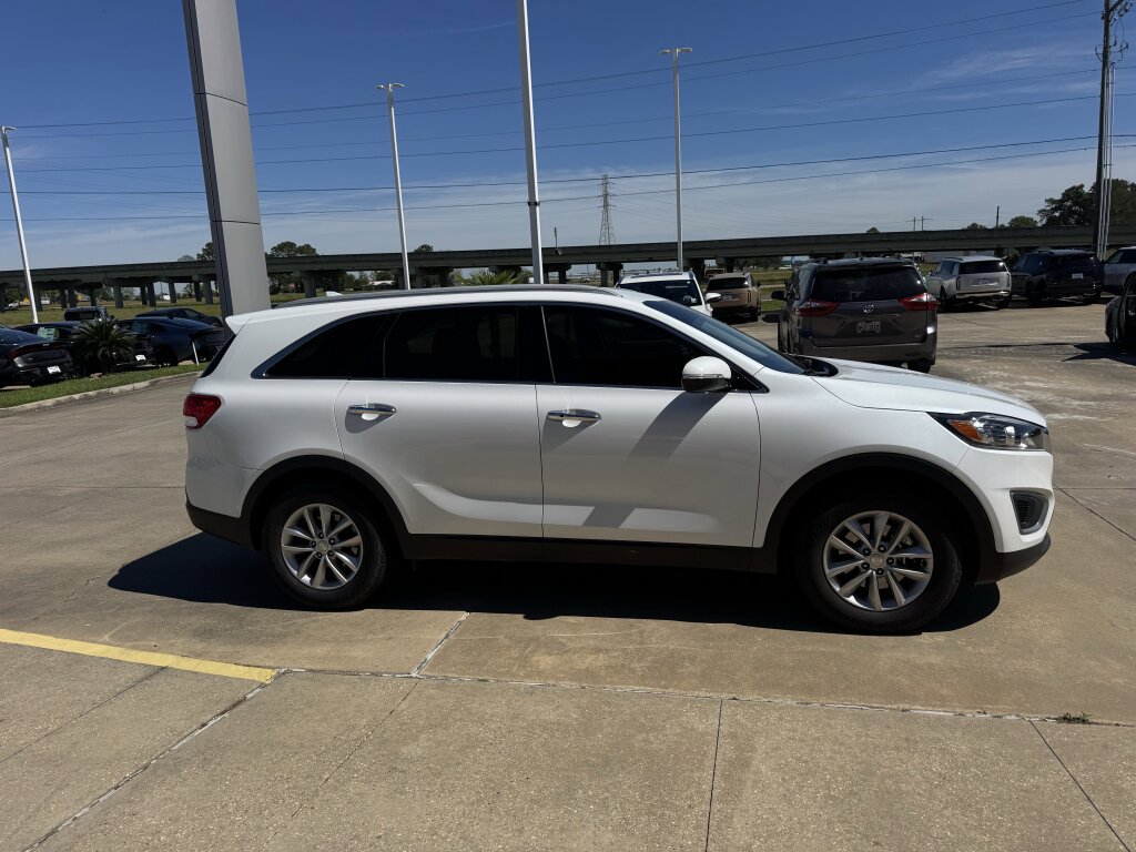 Used 2017 Kia Sorento LX w/ LX Convenience Package image 12