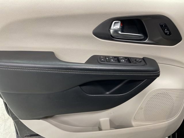 Used 2023 Chrysler Pacifica Touring-L image 20