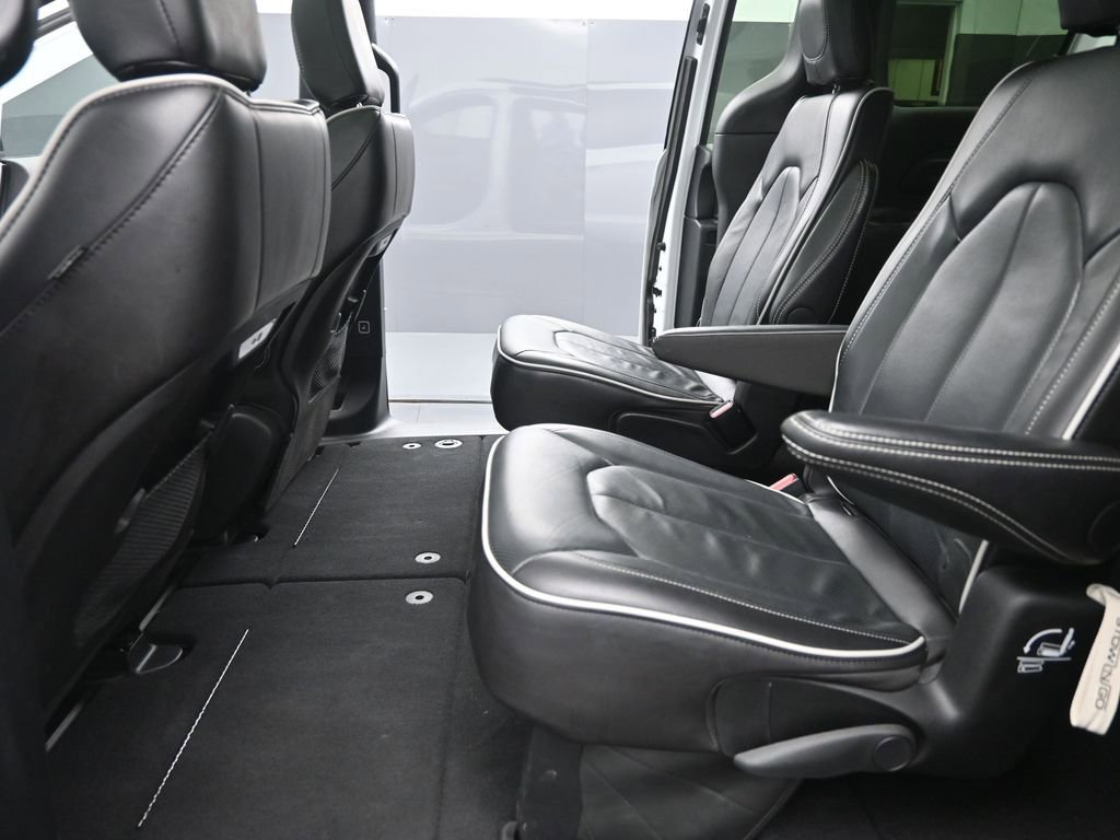 Used 2025 Chrysler Pacifica Limited image 13