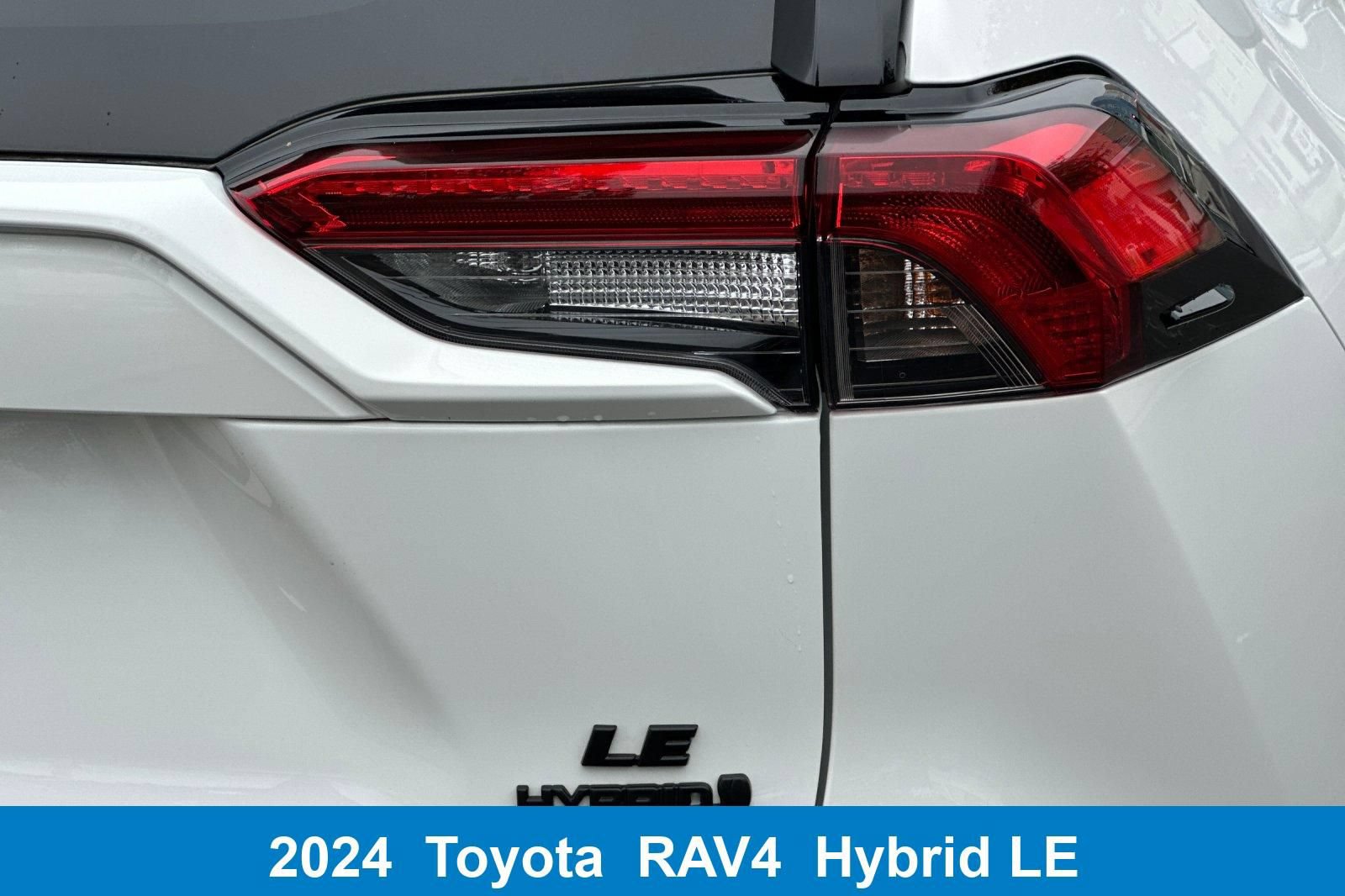 Used 2024 Toyota RAV4 LE AWD/4WD image 32