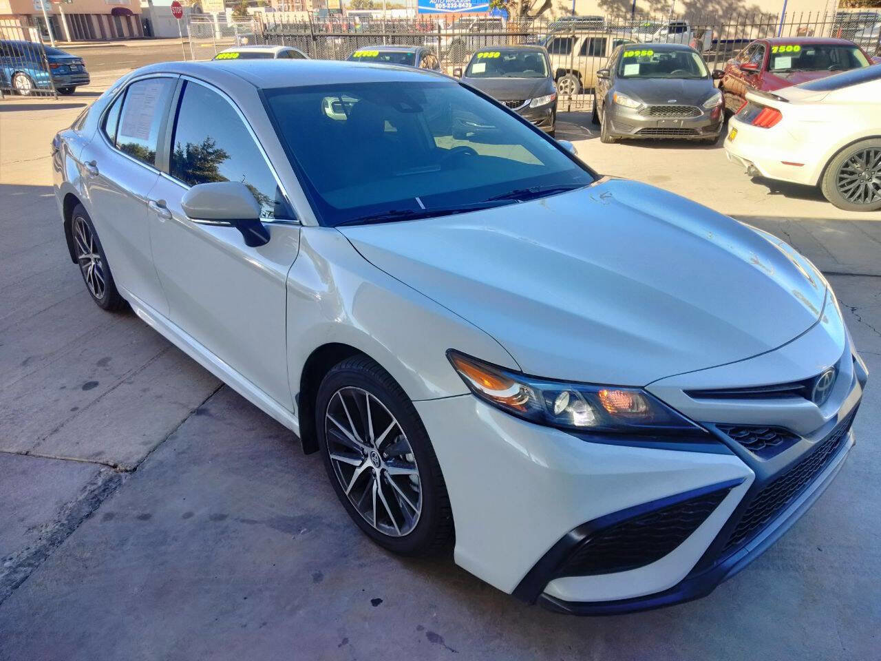 Used 2022 Toyota Camry SE image 2