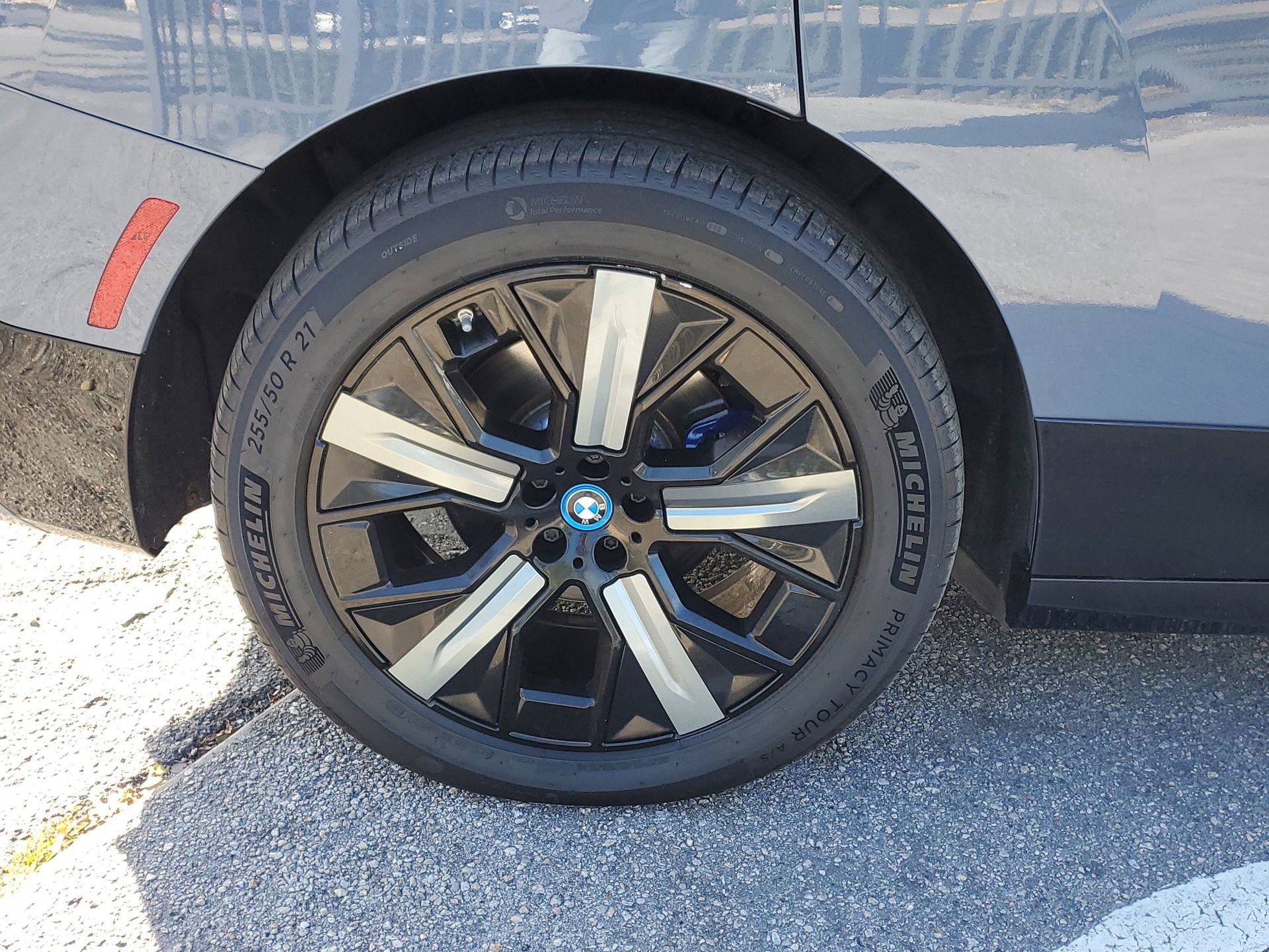 Used 2024 BMW iX xDrive50 w/ Sport Package image 32