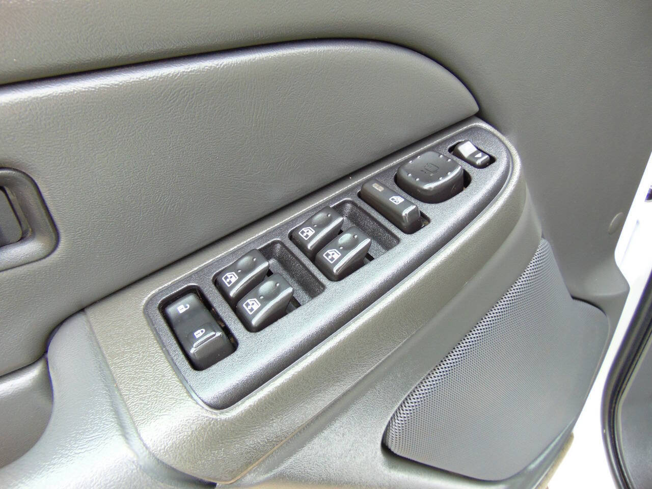 Used 2005 Chevrolet Silverado 2500 LS w/ Heavy-Duty Power Package RWD image 8