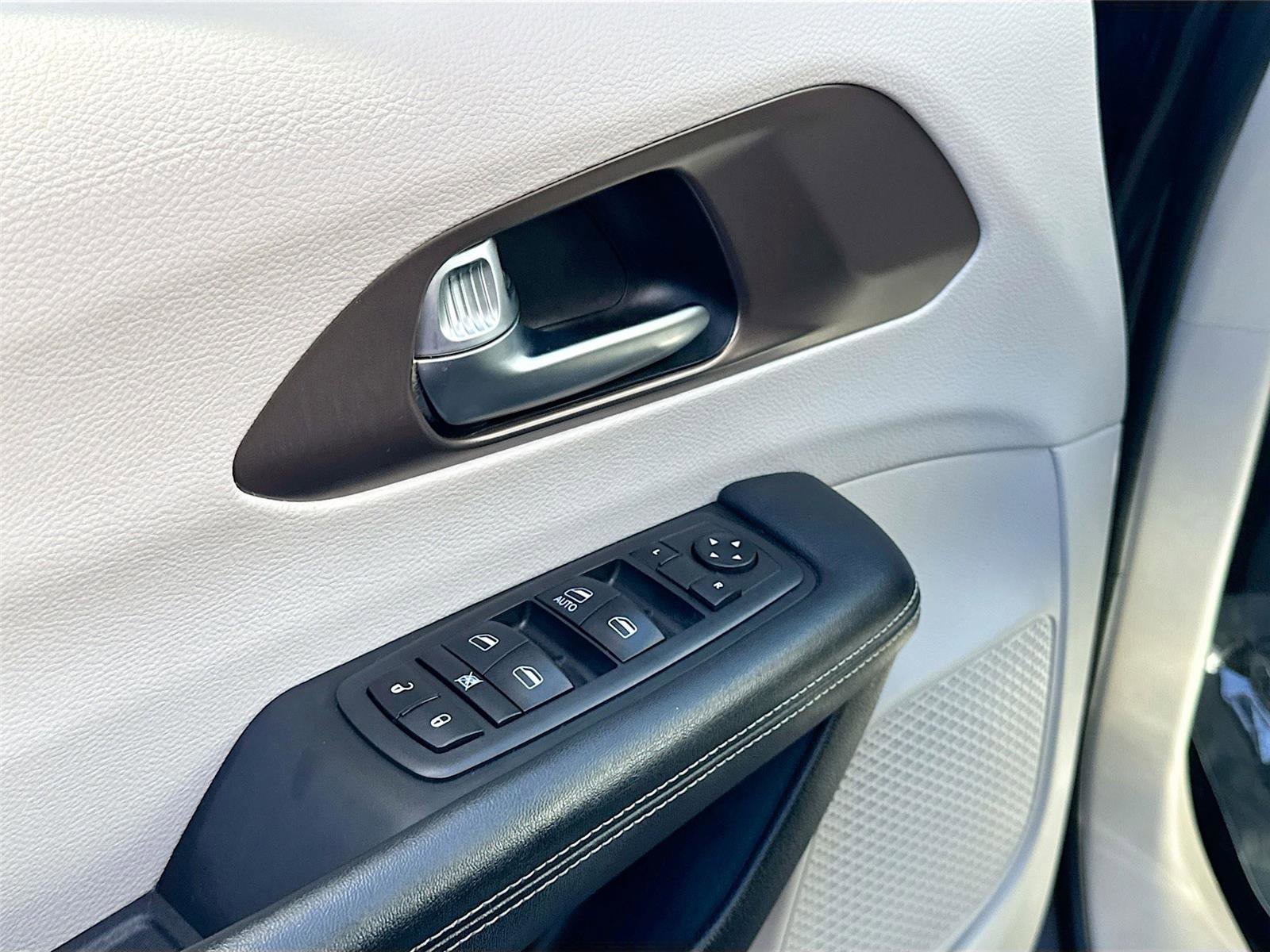 Used 2020 Chrysler Voyager L image 14