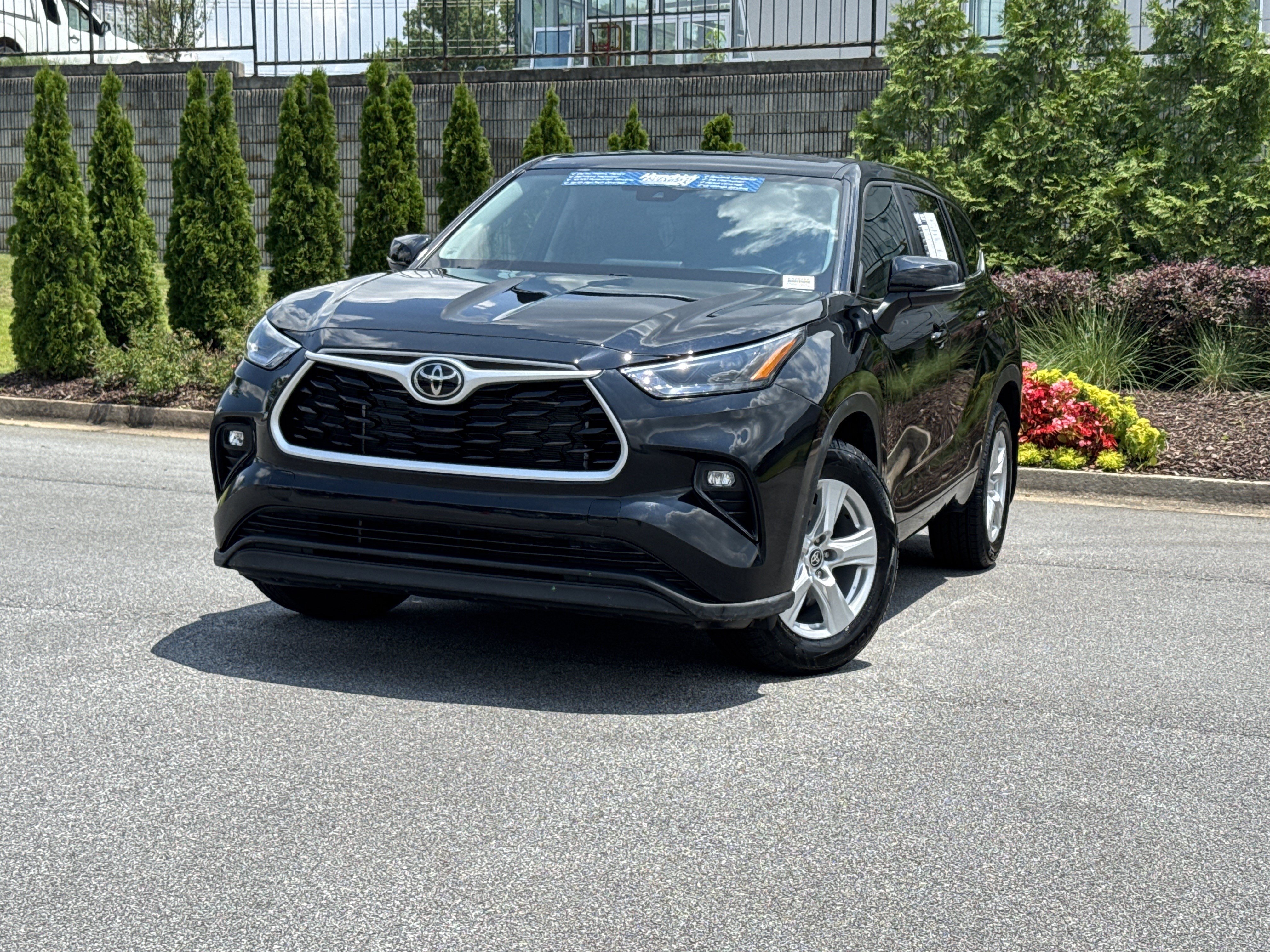 Used 2025 Toyota Highlander LE FWD image 5