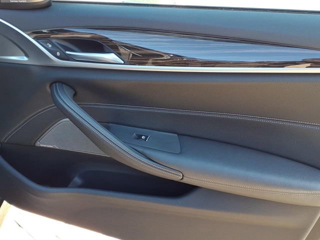 Used 2019 BMW 530e w/ M Sport Package image 28