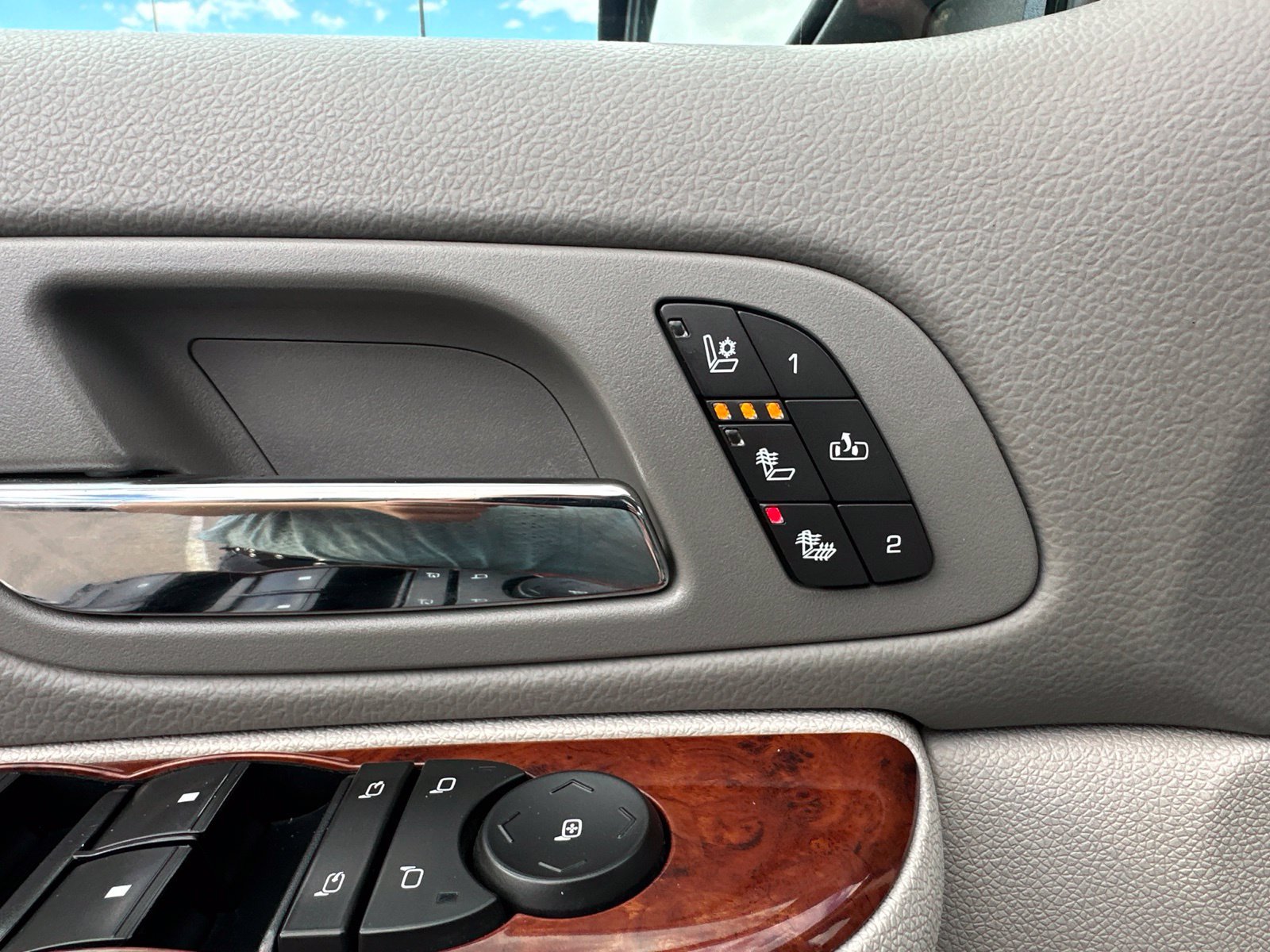 Used 2013 Chevrolet Avalanche LTZ AWD/4WD image 19