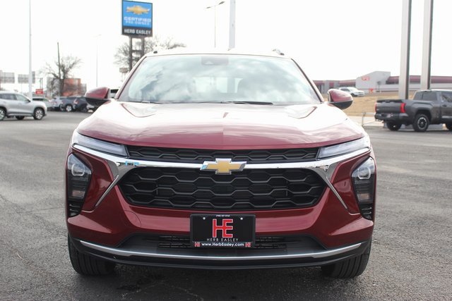 Used 2025 Chevrolet Trax LT w/ LT Convenience Package image 2