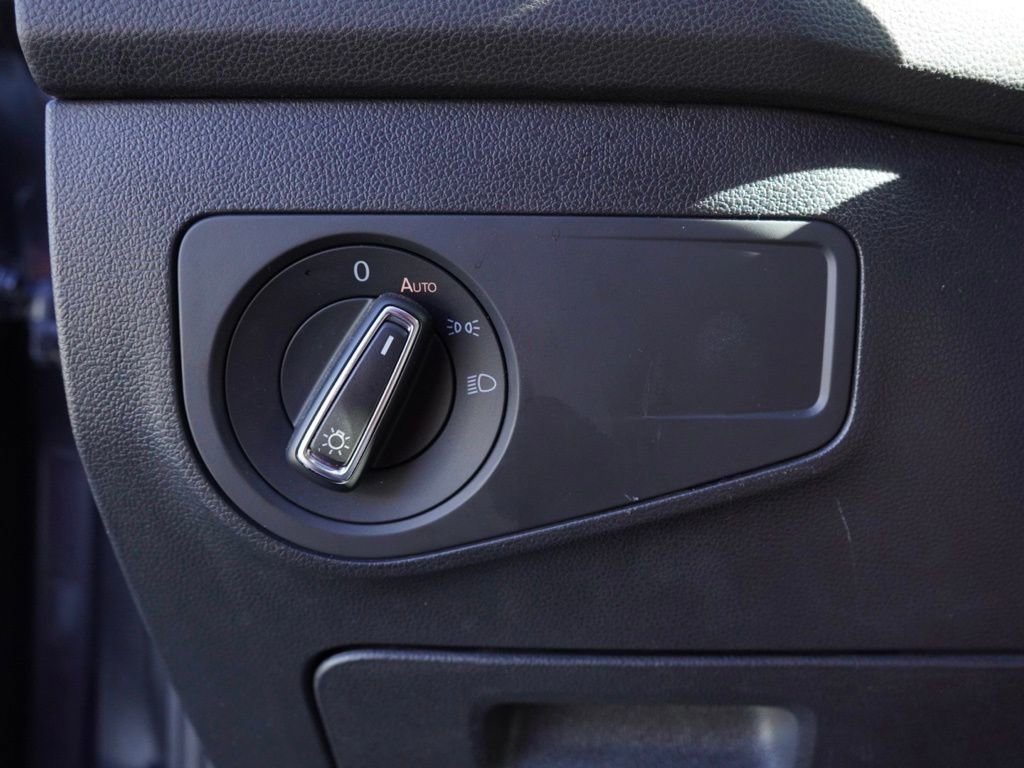 Used 2020 Volkswagen Tiguan SE w/ Panoramic Sunroof Package image 13