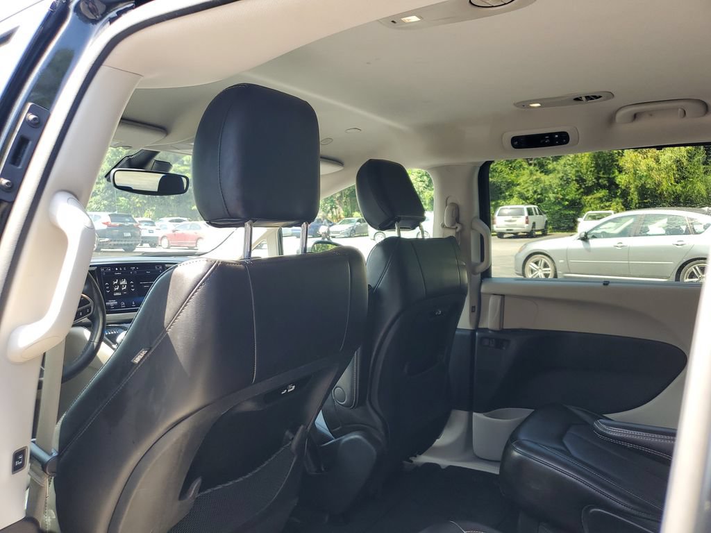 Used 2023 Chrysler Pacifica Touring-L FWD image 13
