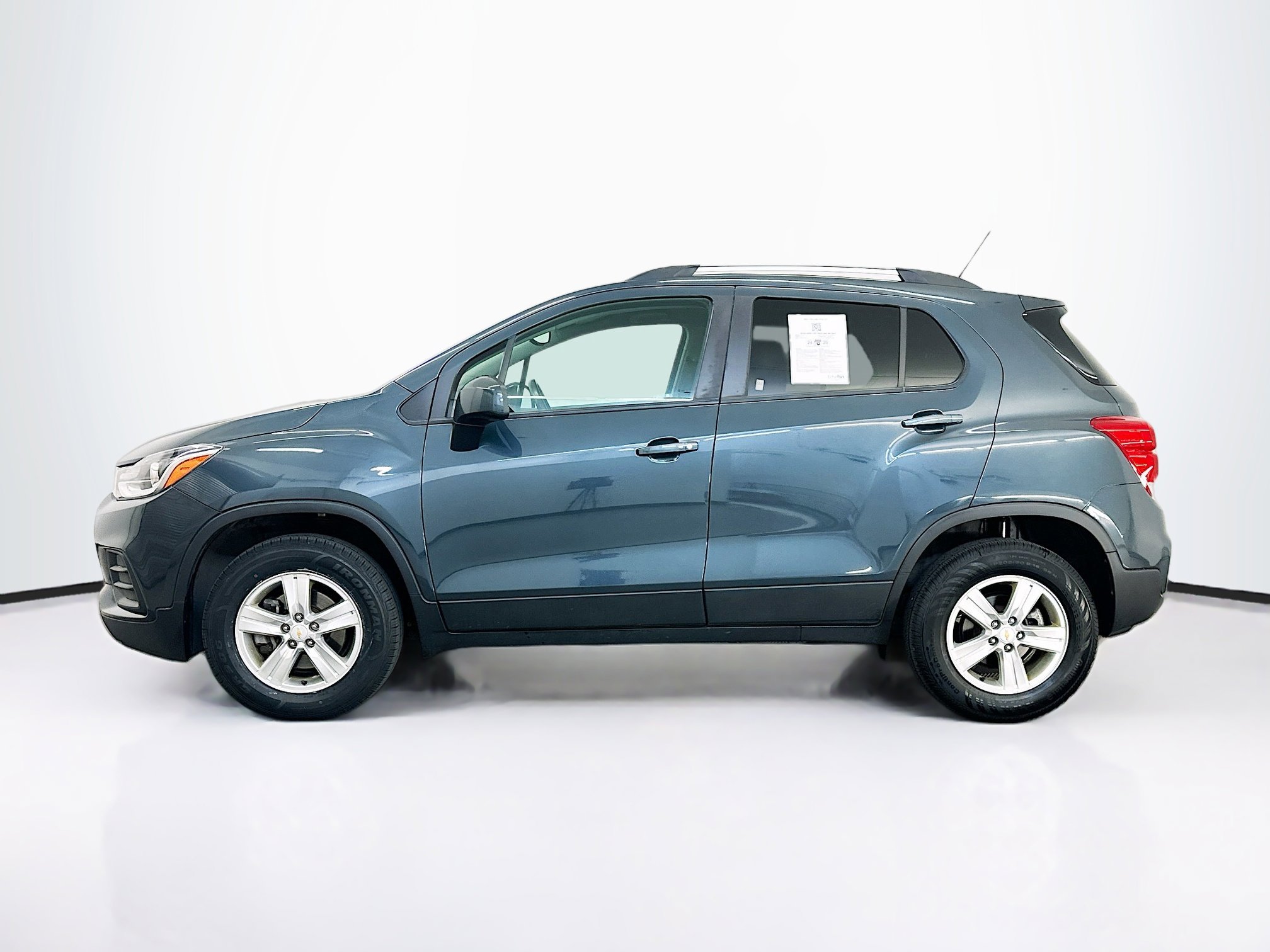 Used 2021 Chevrolet Trax LT w/ LT Convenience Package image 4