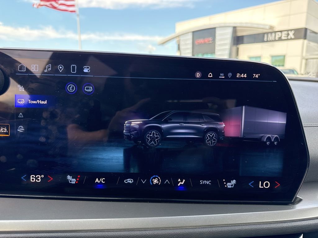 Used 2025 Chevrolet Traverse LT image 24