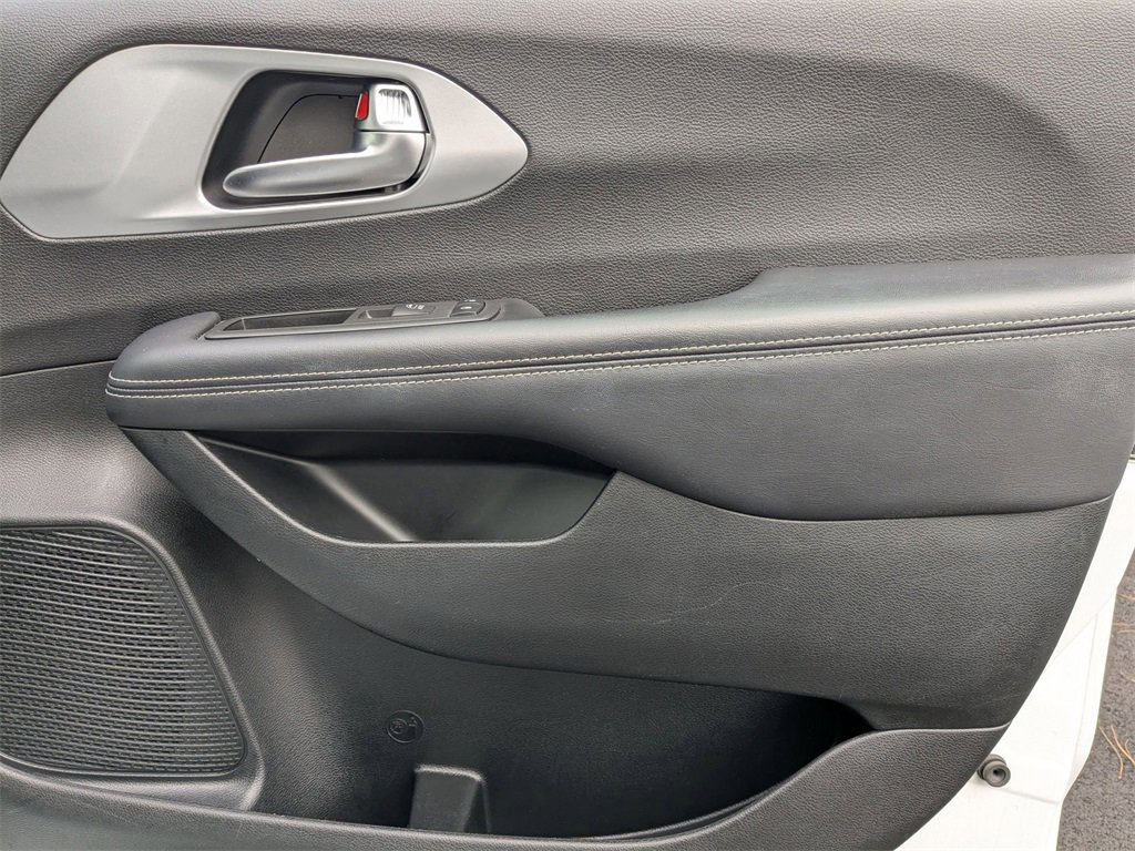 Used 2023 Chrysler Pacifica Touring image 38