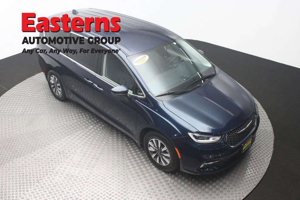 Used 2023 Chrysler Pacifica Touring-L image 3