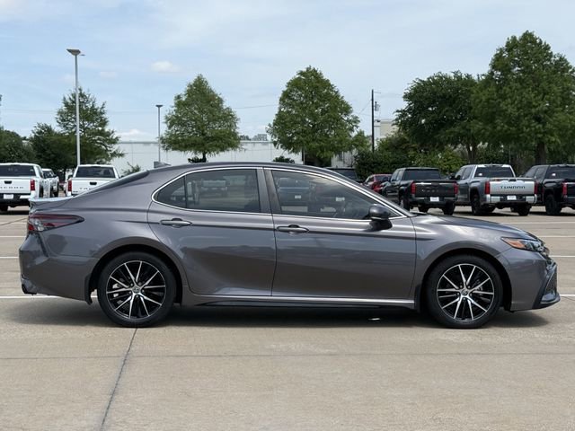 Used 2022 Toyota Camry SE FWD image 3