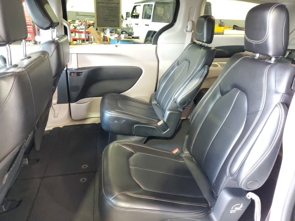 Used 2023 Chrysler Pacifica Touring-L FWD image 9