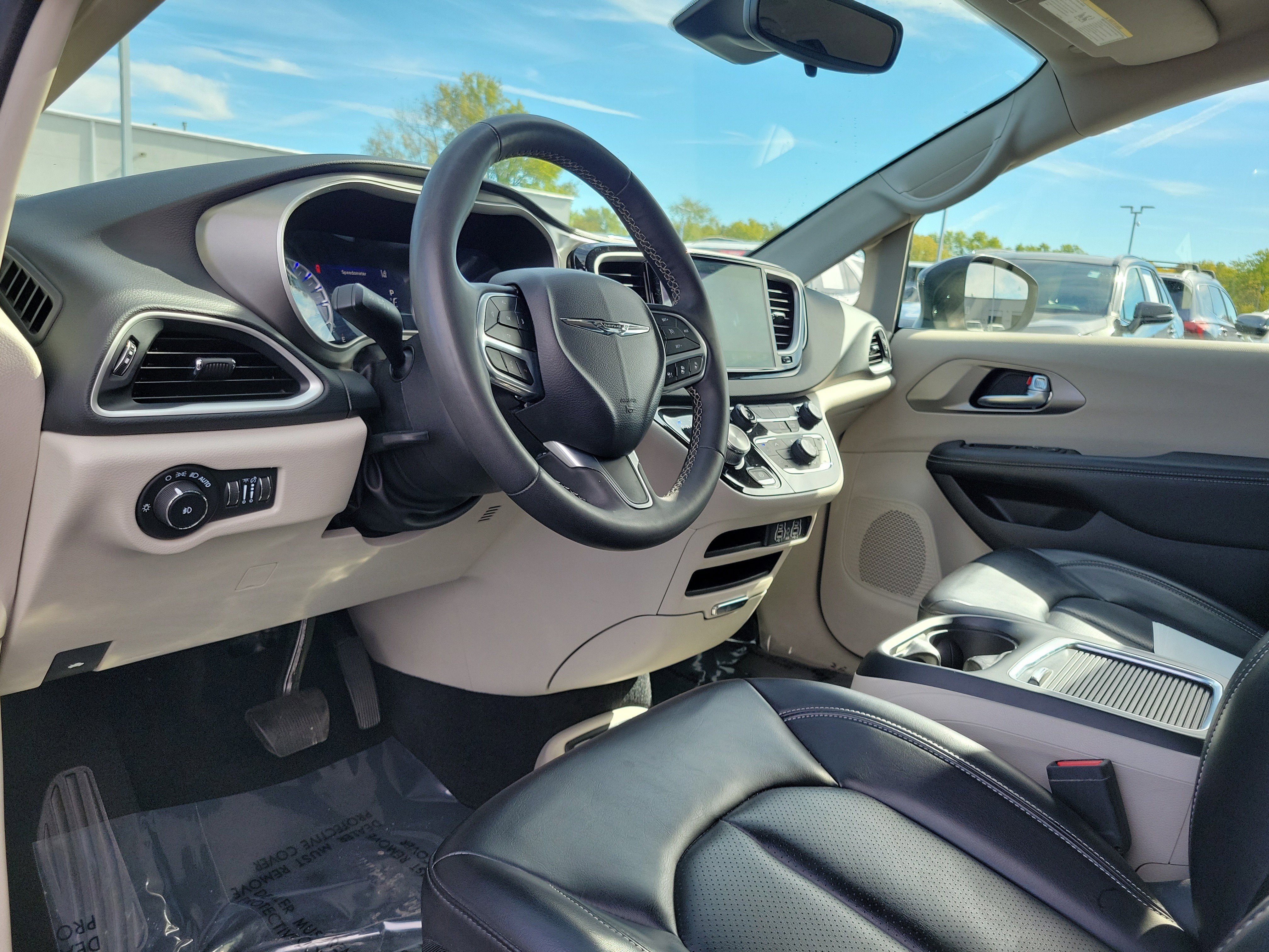 Used 2023 Chrysler Pacifica Touring-L image 19