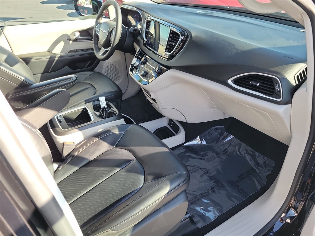 Used 2024 Chrysler Pacifica Touring-L image 19