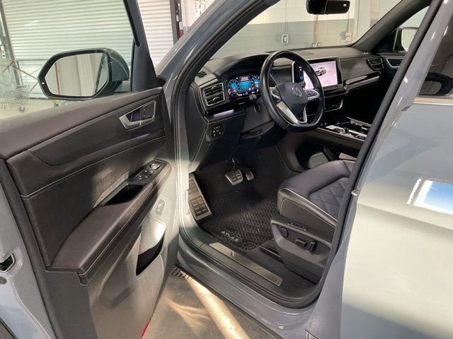 Used 2024 Volkswagen Atlas Cross Sport SEL Premium R-Line image 9