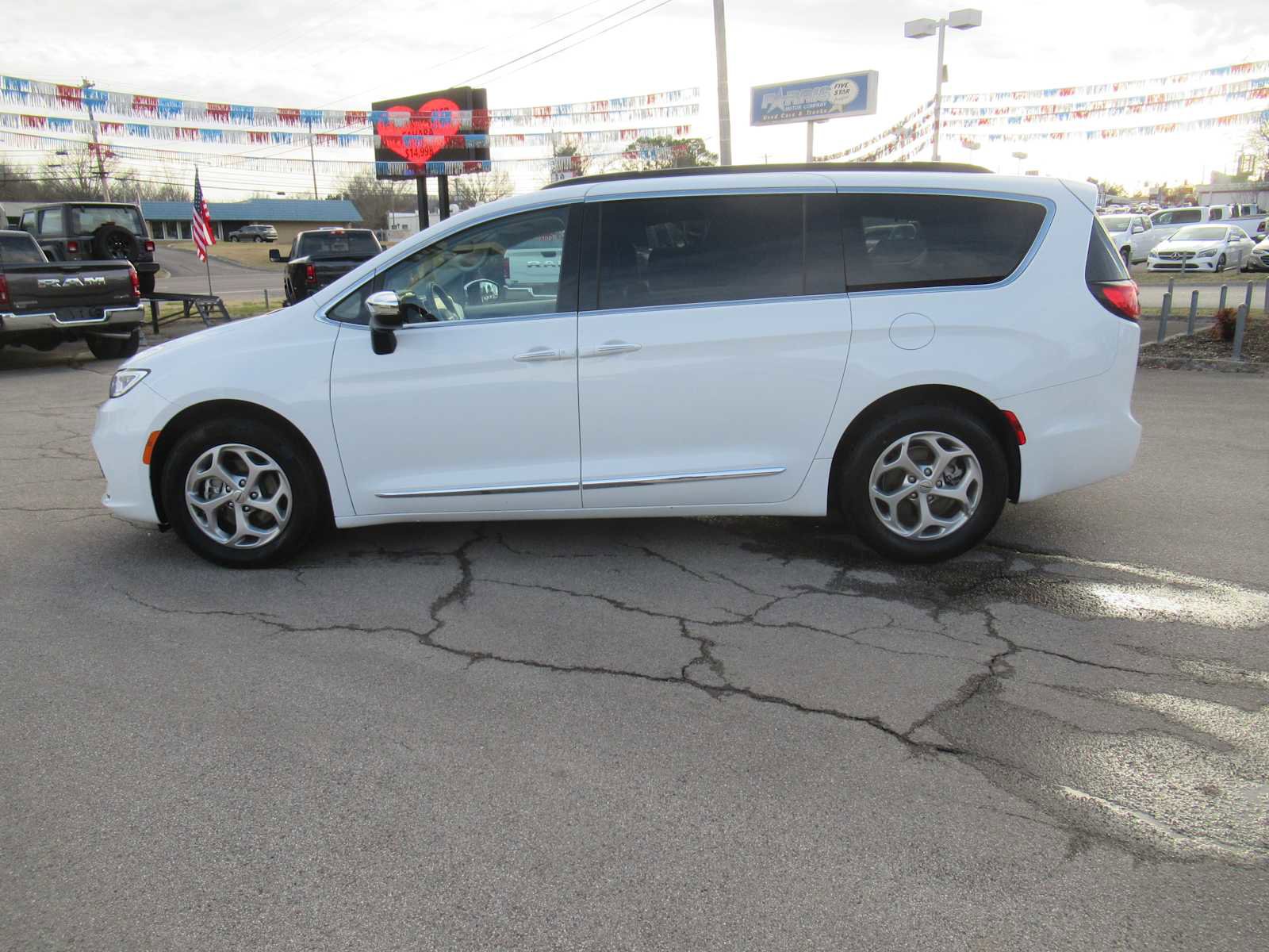Used 2023 Chrysler Pacifica Limited image 2