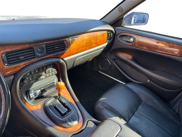 Used 2003 Jaguar XJ8 image 10