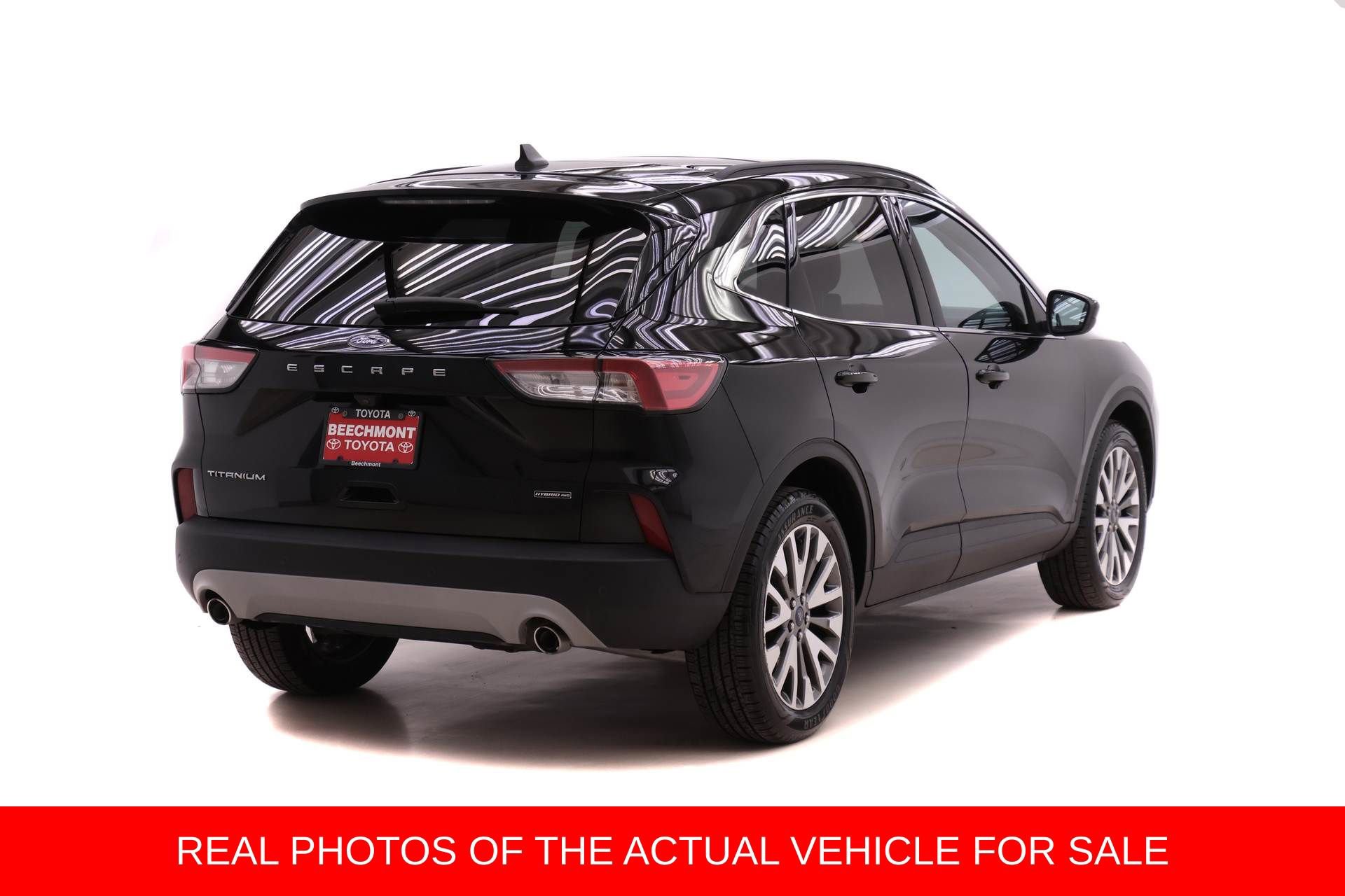 Used 2022 Ford Escape Titanium image 2