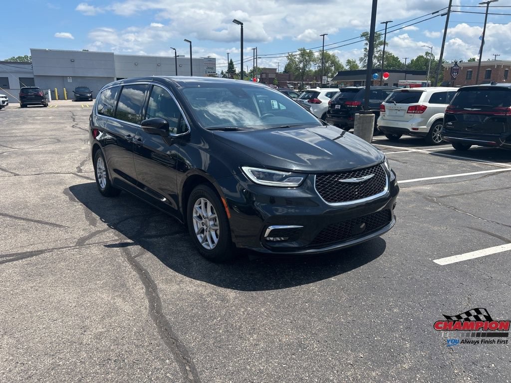 Used 2024 Chrysler Pacifica Touring-L FWD image 8