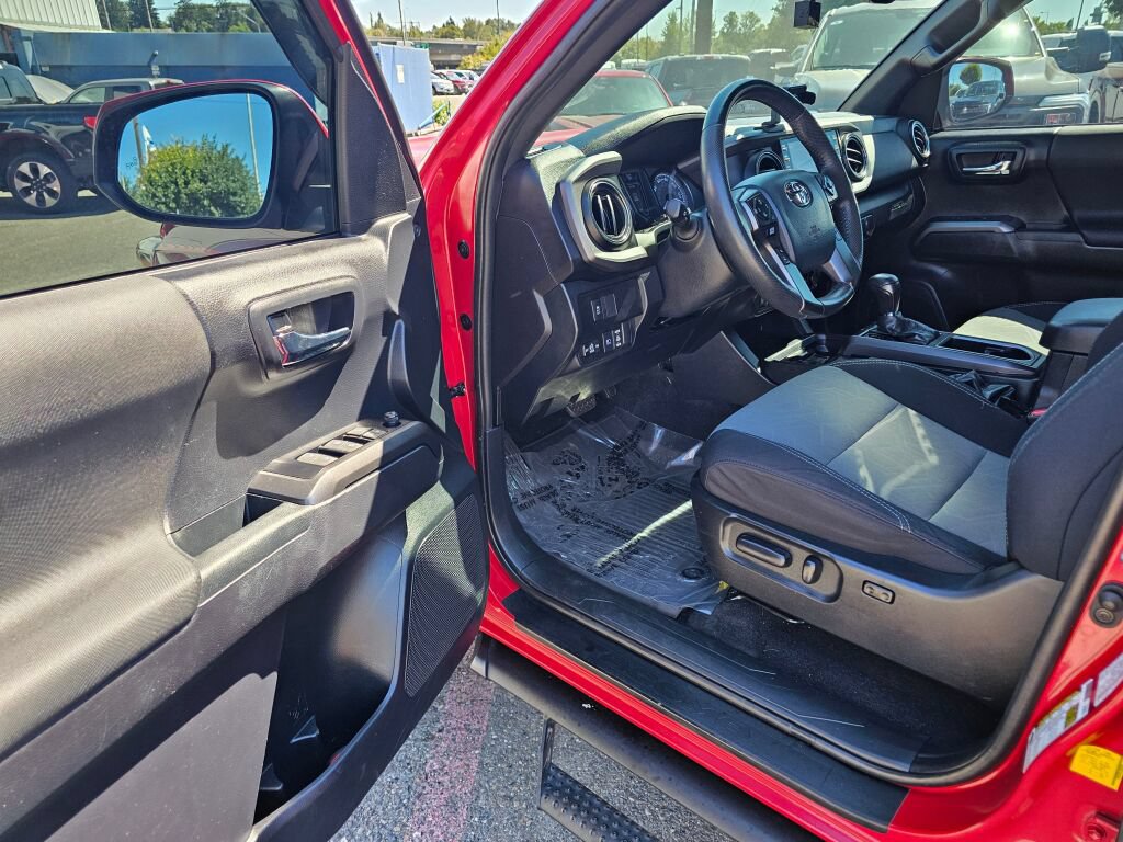 Used 2020 Toyota Tacoma TRD Sport w/ Technology Package AWD/4WD image 19