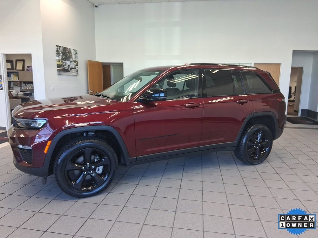 Used 2023 Jeep Grand Cherokee Limited w/ Black Appearance Package image 5