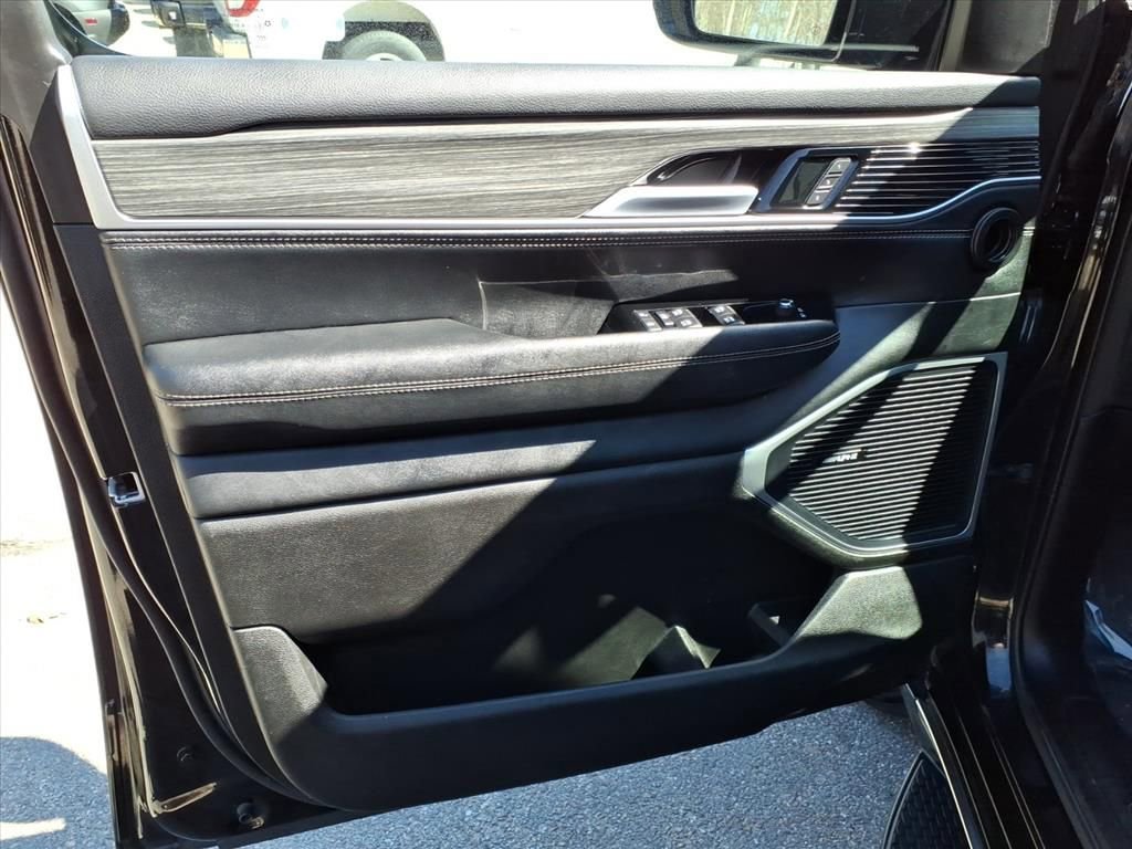 Used 2024 Jeep Wagoneer L Series III w/ Flexible Seating Group image 21