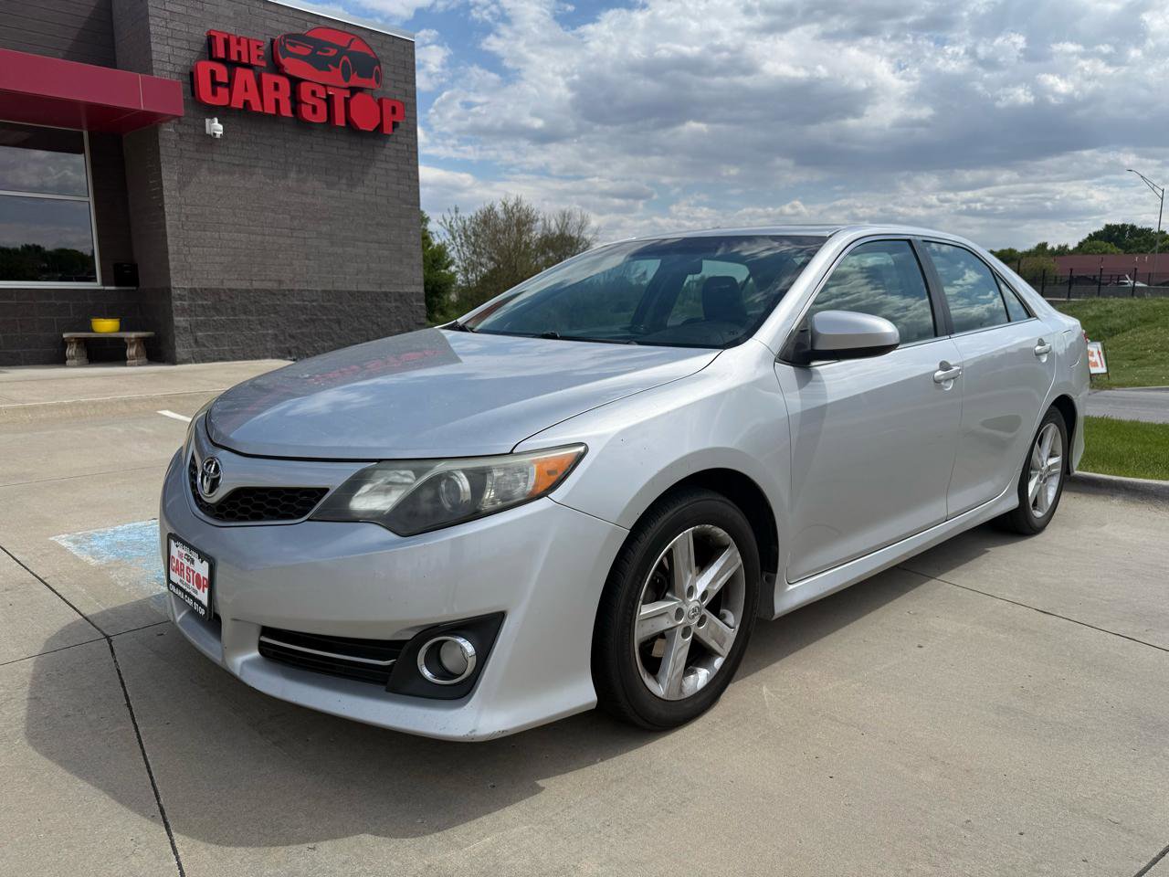 Used 2012 Toyota Camry SE w/ Leather Pkg FWD image 2