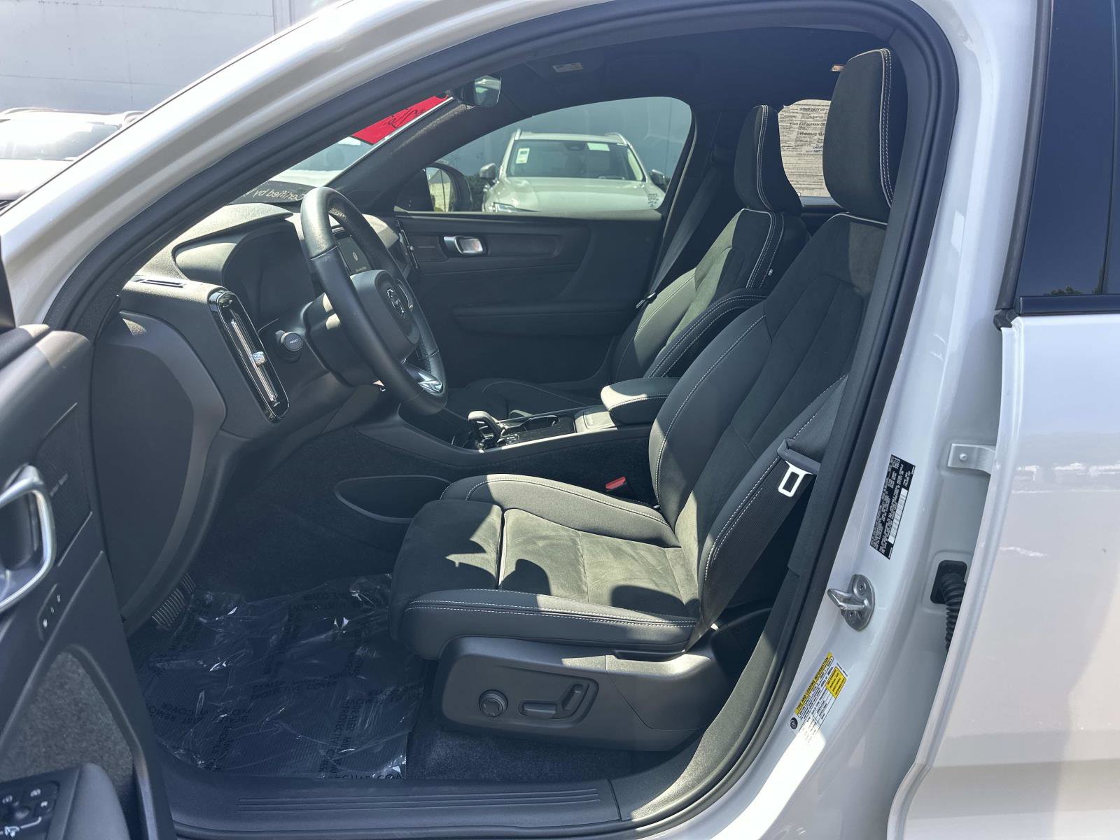 Certified 2023 Volvo C40 P8 Recharge Ultimate w/ Protection Package Premier image 17