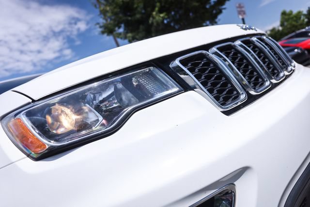 Used 2020 Jeep Grand Cherokee Laredo AWD/4WD image 12