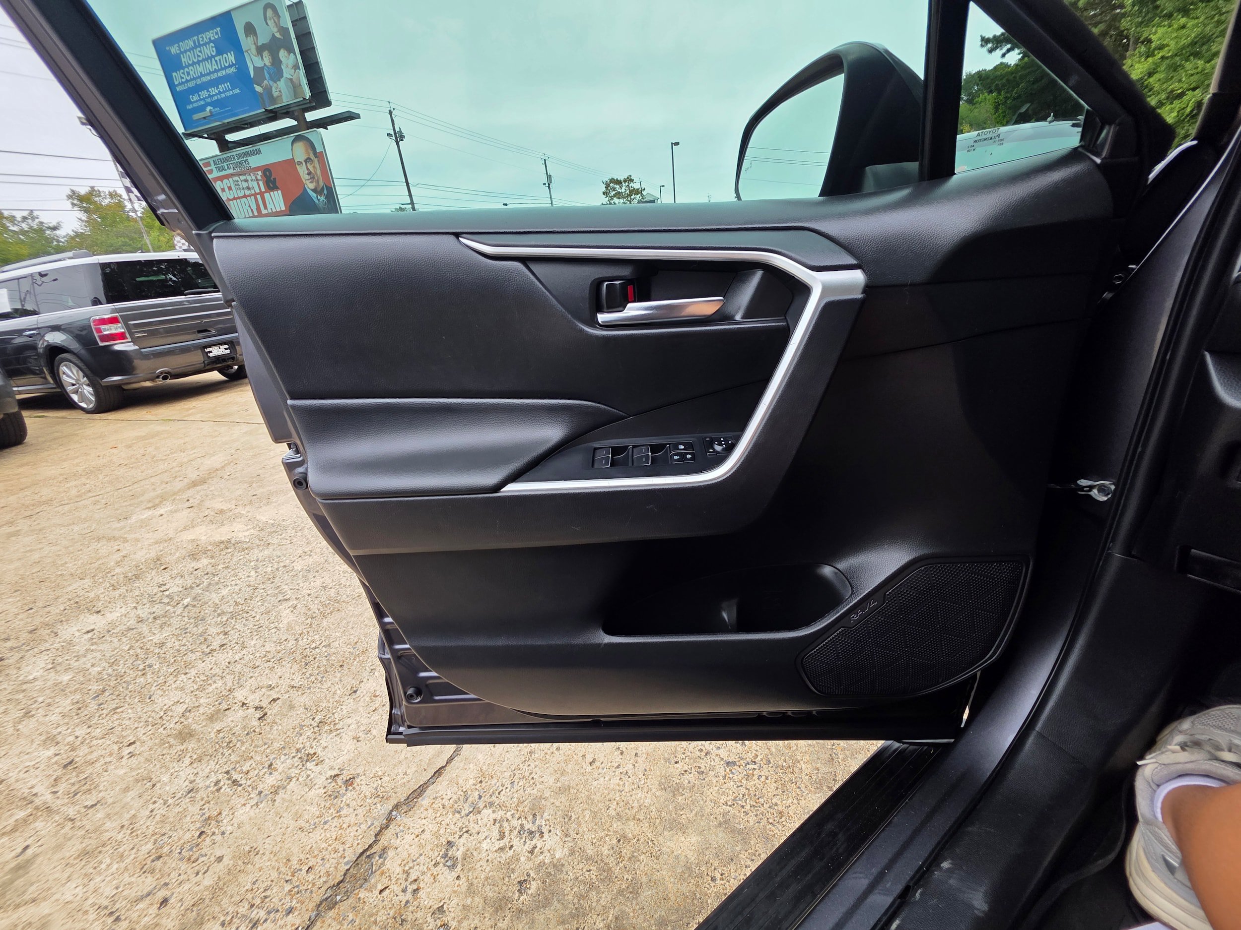 Used 2022 Toyota RAV4 XLE w/ Convenience Package FWD image 20