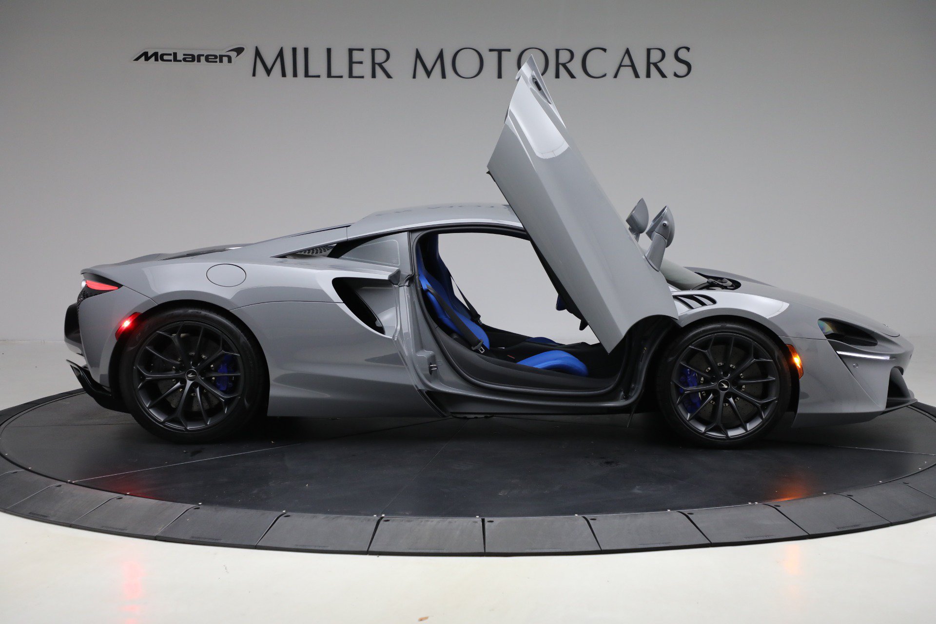 Used 2023 McLaren Artura RWD image 19