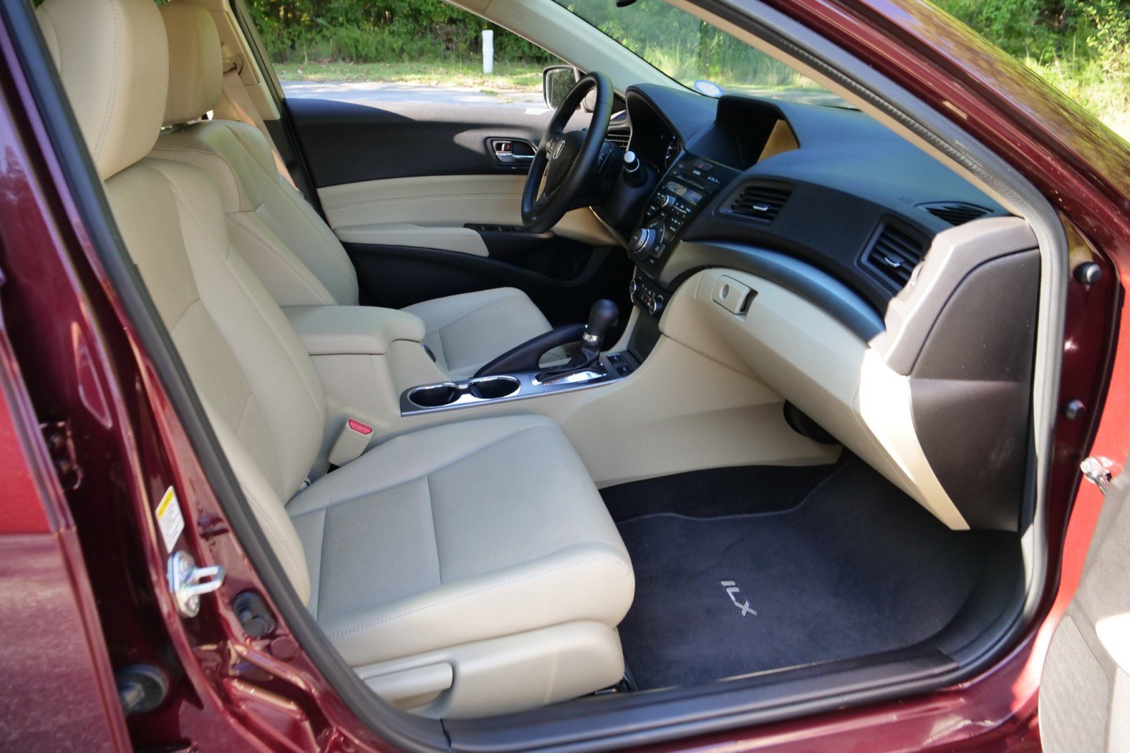 Used 2013 Acura ILX 2.0L / Tech Package / Heated S image 28