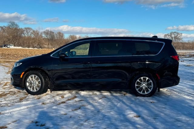 Used 2025 Chrysler Pacifica Select AWD/4WD image 2
