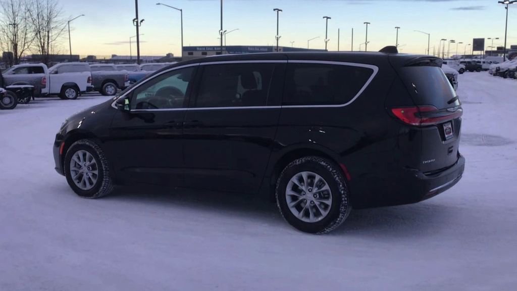 New 2026 Chrysler Pacifica Select image 6