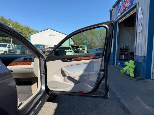 Used 2012 Volkswagen Passat TDI SEL Premium image 16