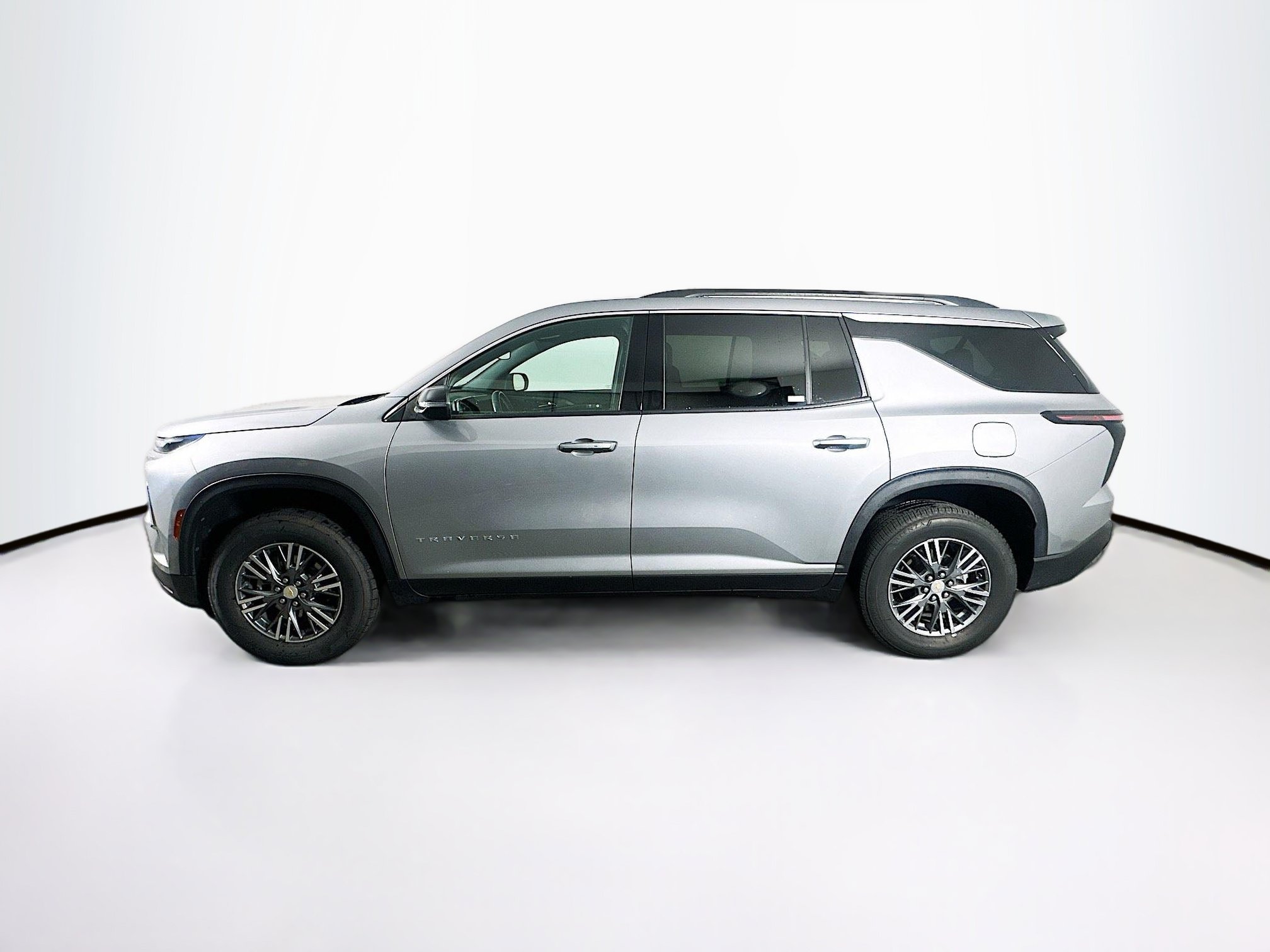 Used 2025 Chevrolet Traverse LT FWD image 4