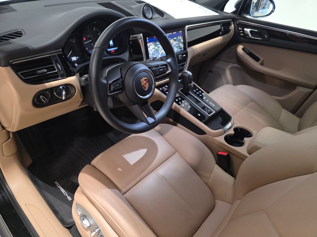 Certified 2026 Porsche Macan AWD/4WD image 4