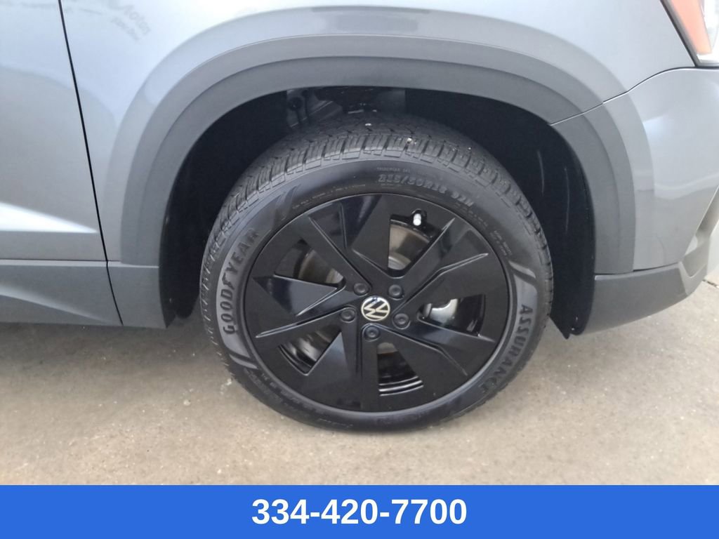 Certified 2025 Volkswagen Taos SE w/ Panoramic Sunroof Package image 23