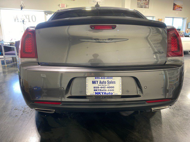 Used 2022 Chrysler 300 Touring L w/ Popular Equipment Group RWD image 5