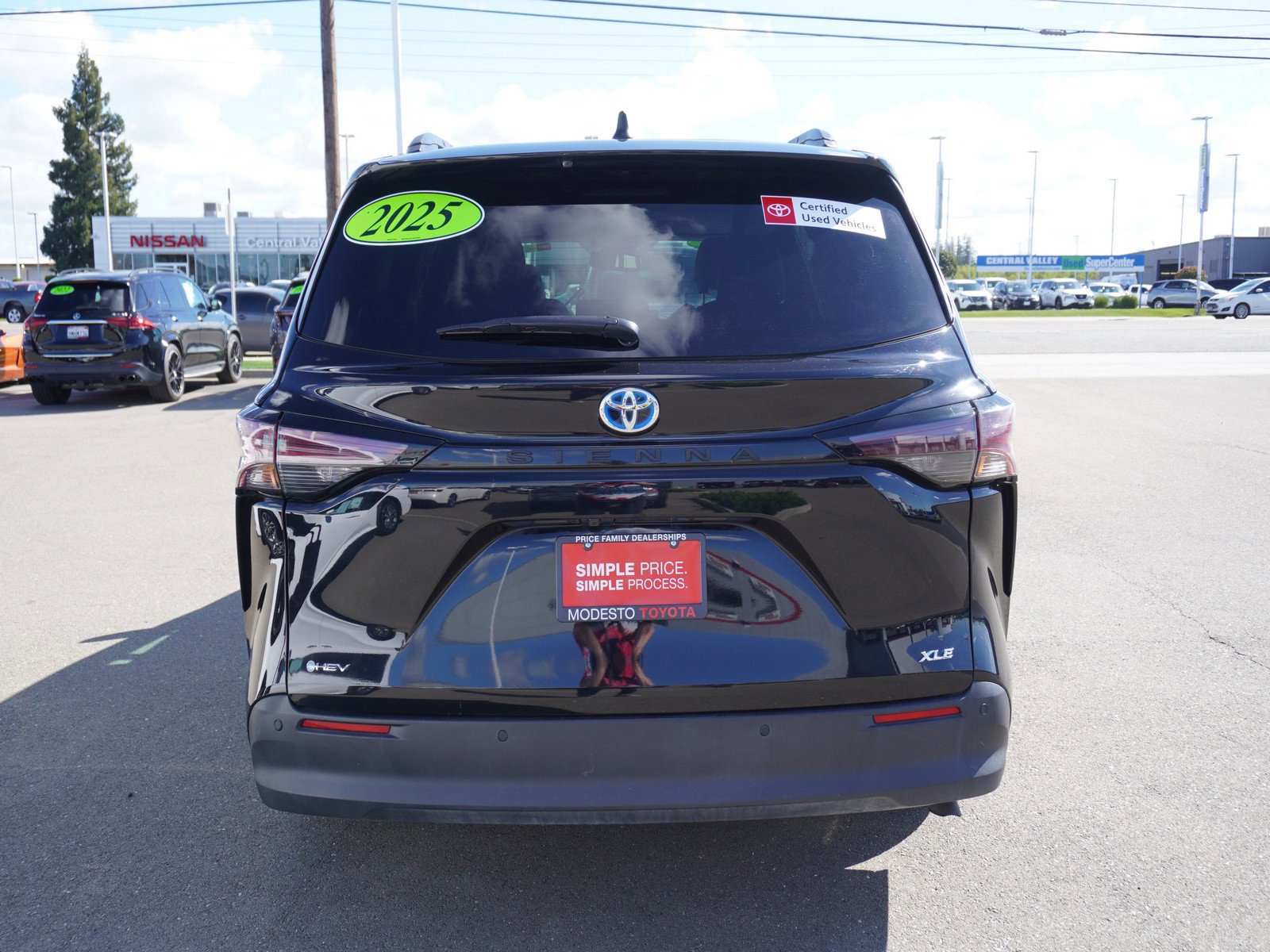Used 2025 Toyota Sienna XLE image 8