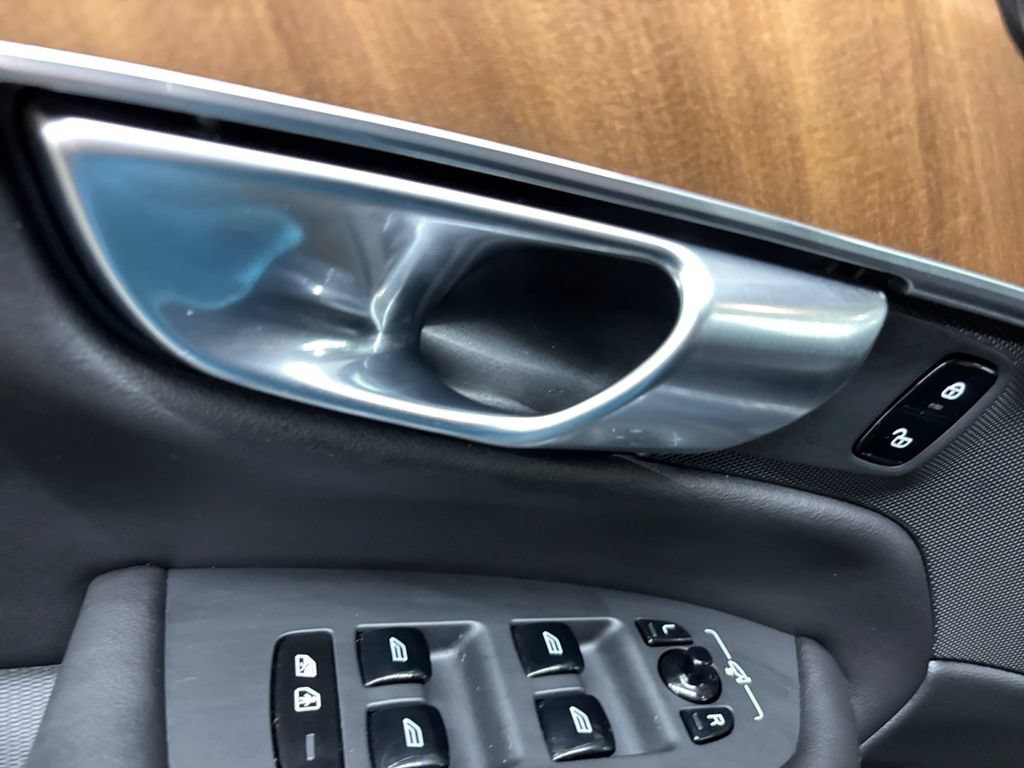 Certified 2025 Volvo XC90 T8 Plus w/ Protection Package Premier AWD/4WD image 12