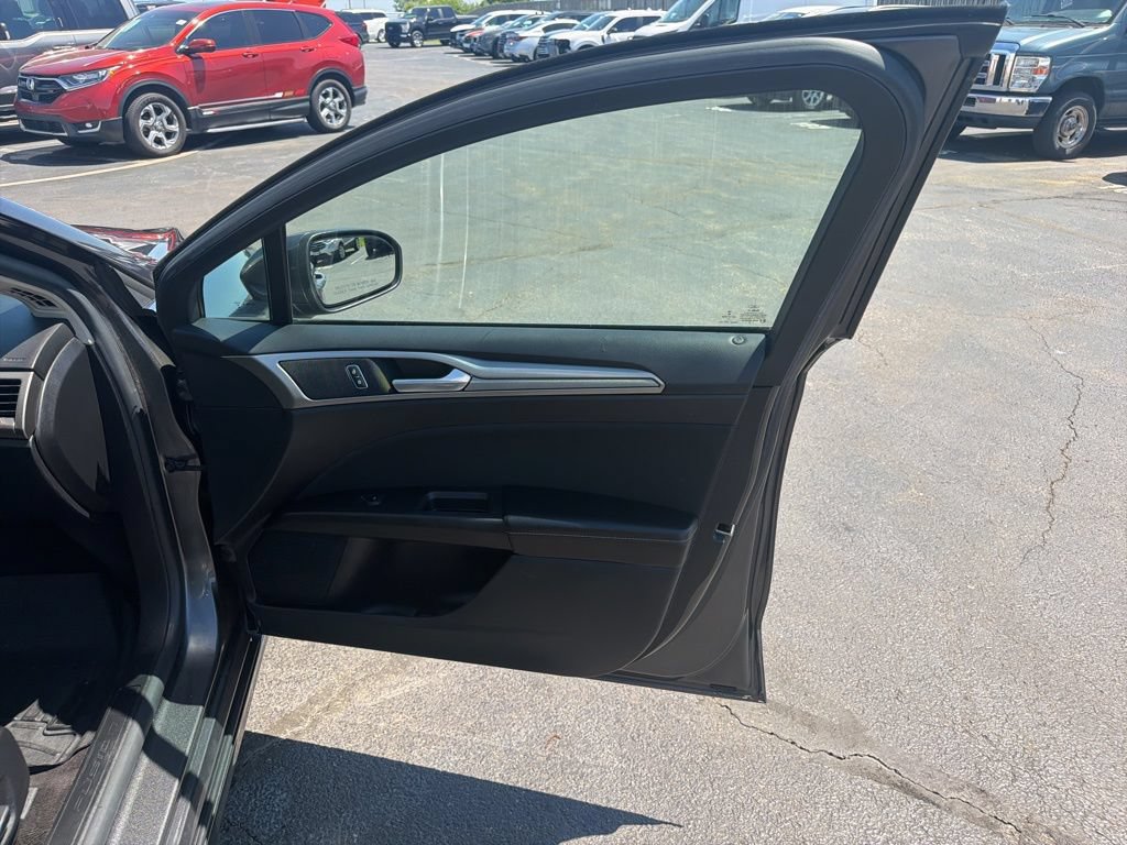 Used 2019 Ford Fusion SE FWD image 33