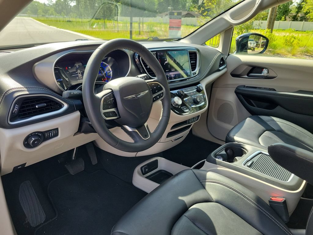 Used 2024 Chrysler Pacifica Limited FWD image 15